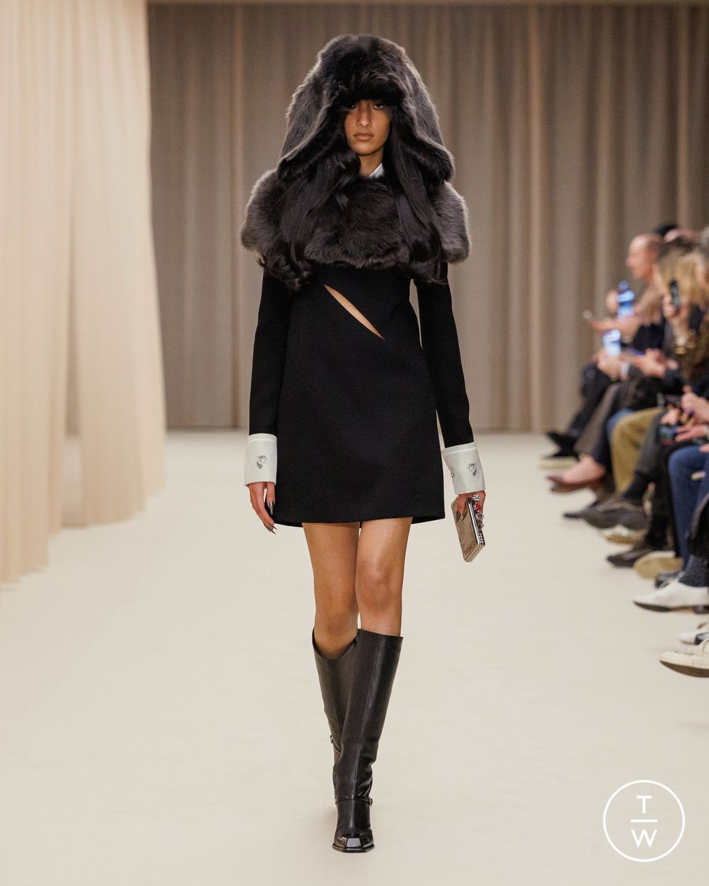 Fashion Week Paris Fall/Winter 2026 look 22 from the McQueen collection 女装