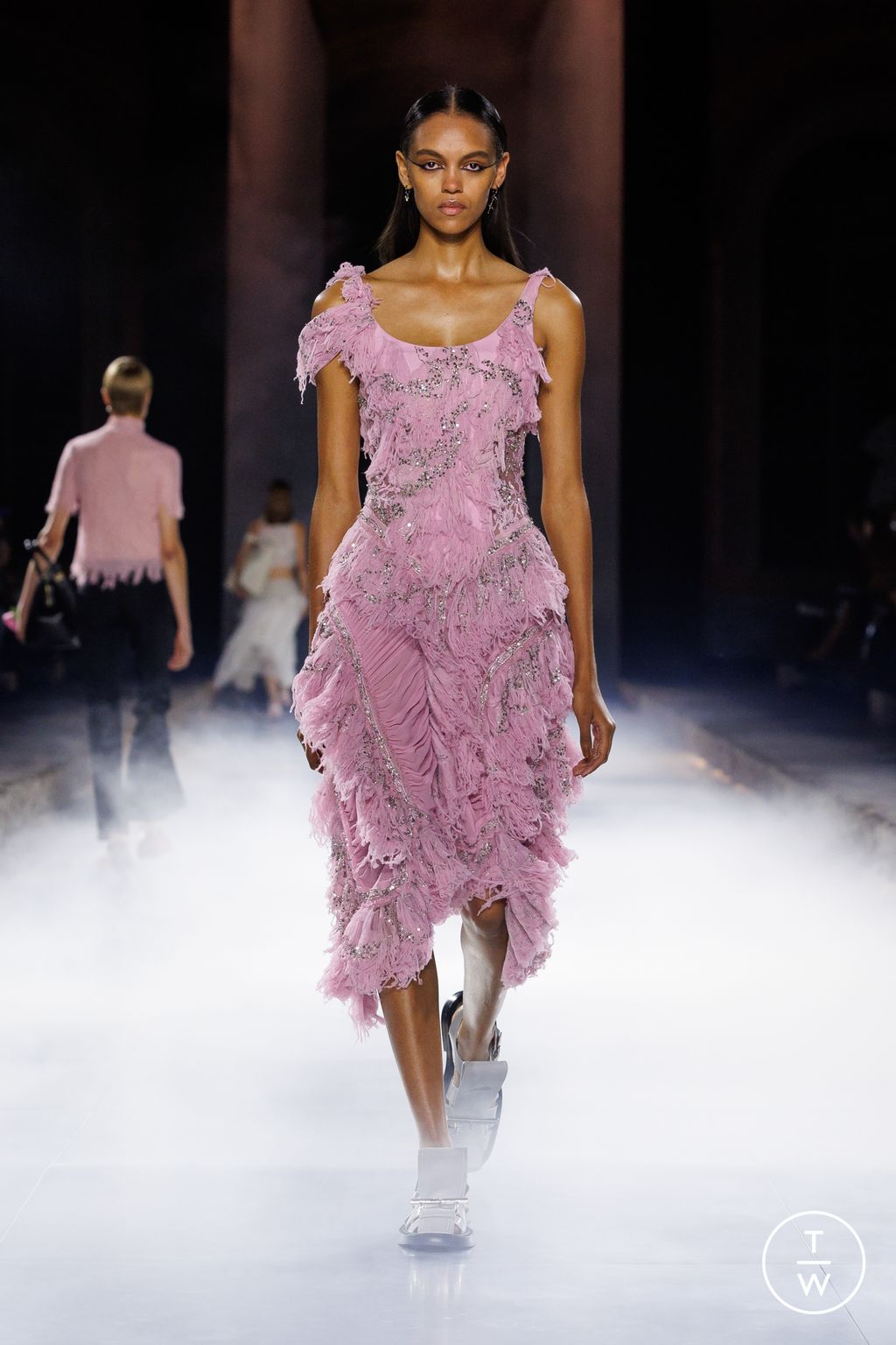 Fashion Week Paris Spring-Summer 2025 look 18 from the Alexander McQueen collection womenswear