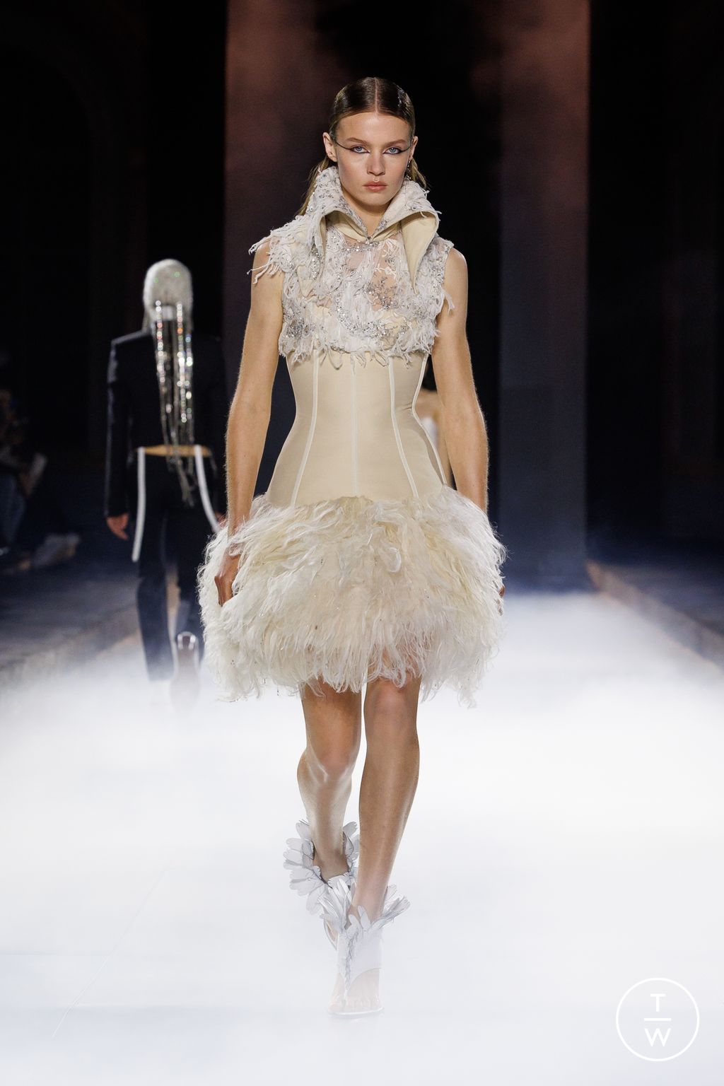 Fashion Week Paris Spring-Summer 2025 look 37 from the Alexander McQueen collection womenswear