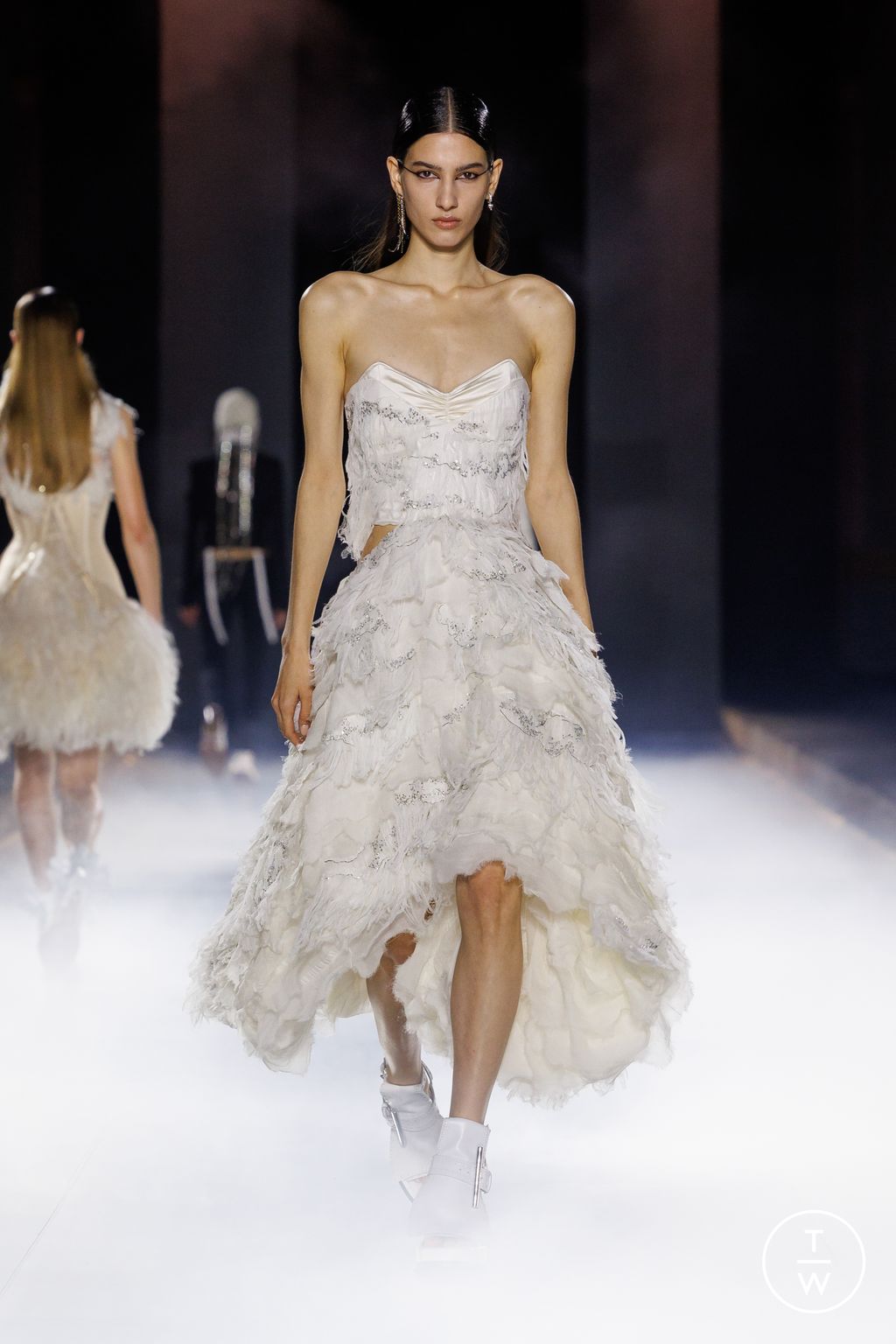 Fashion Week Paris Spring-Summer 2025 look 38 from the Alexander McQueen collection 女装