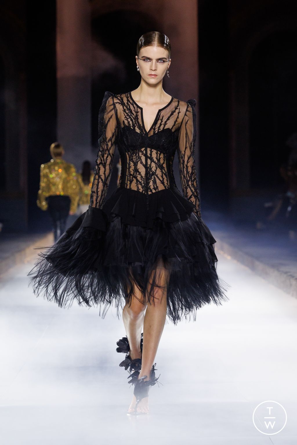 Fashion Week Paris Spring/Summer 2025 look 42 from the McQueen collection 女装