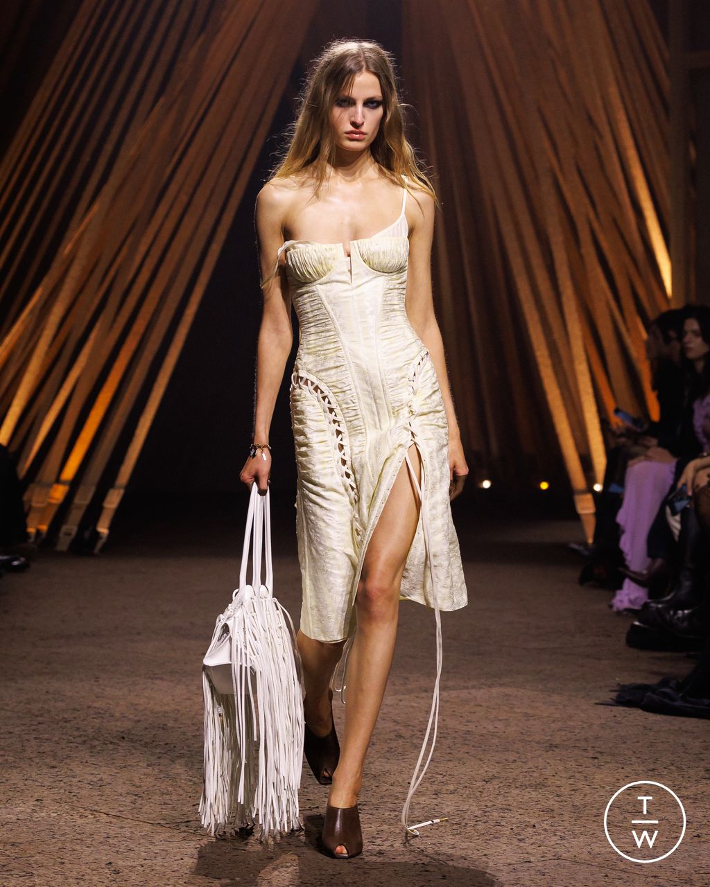 Fashion Week Paris Spring/Summer 2026 look 10 from the McQueen collection womenswear