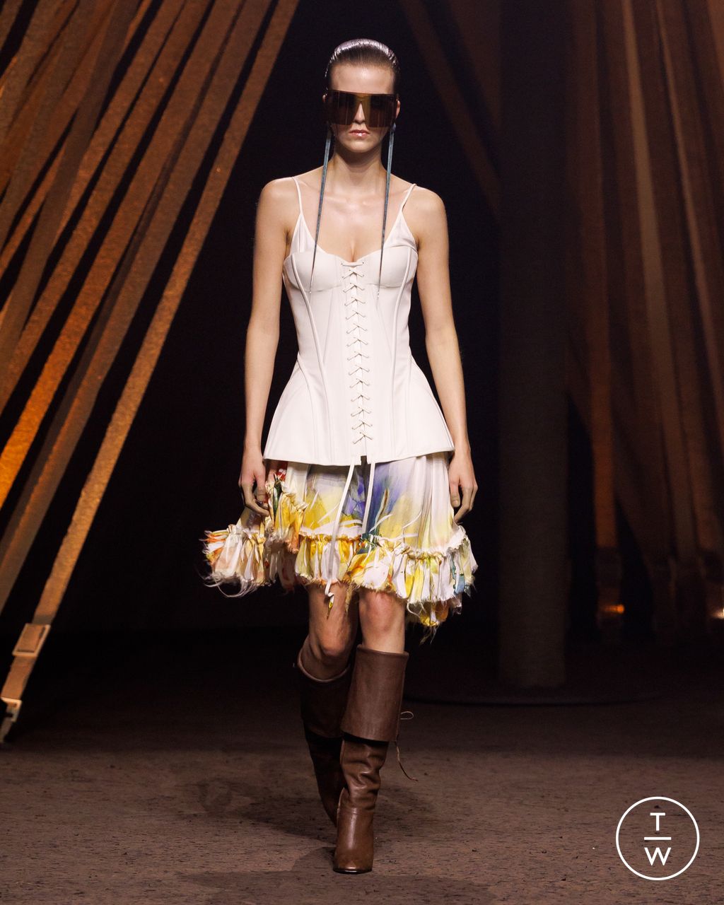 Fashion Week Paris Spring/Summer 2026 look 14 from the McQueen collection womenswear