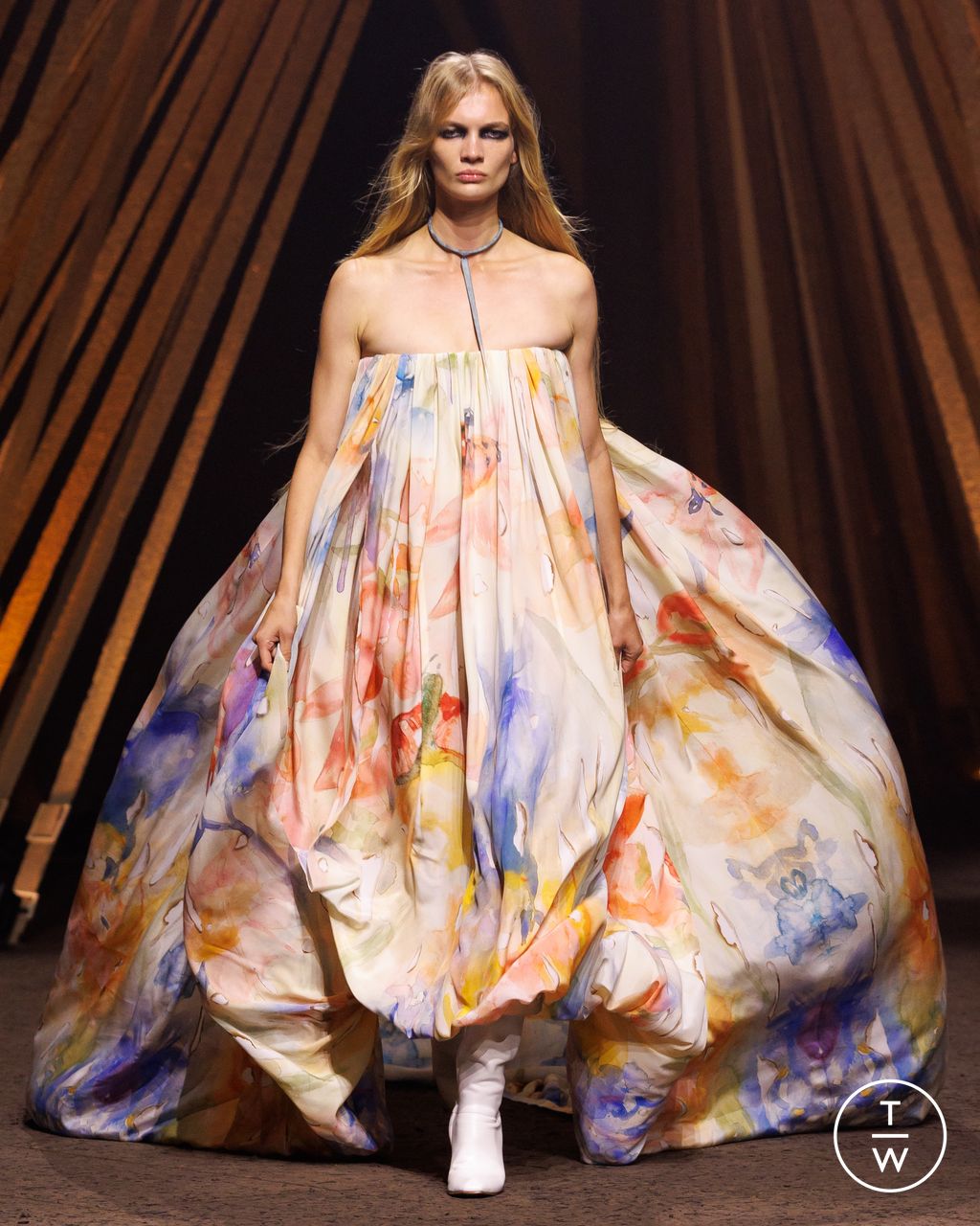 Fashion Week Paris Spring/Summer 2026 look 15 from the McQueen collection womenswear