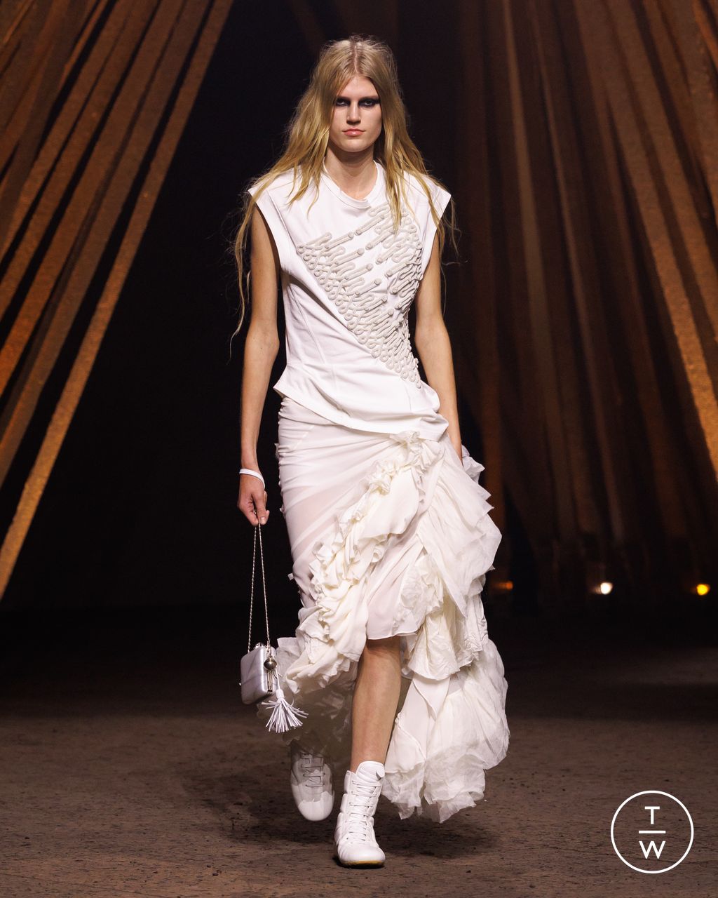 Fashion Week Paris Spring/Summer 2026 look 16 from the McQueen collection womenswear