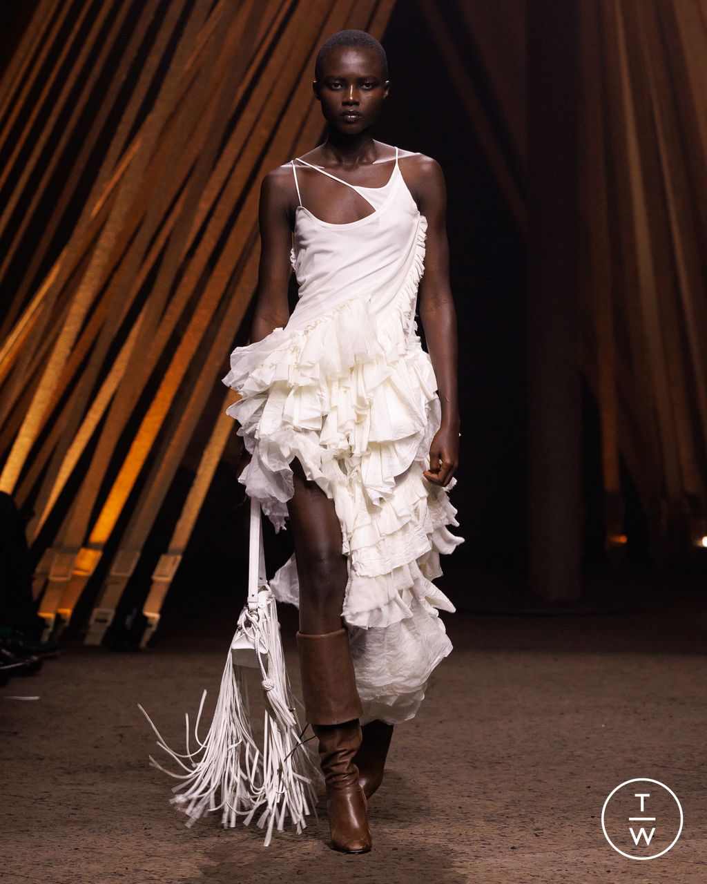 Fashion Week Paris Spring/Summer 2026 look 17 from the McQueen collection womenswear