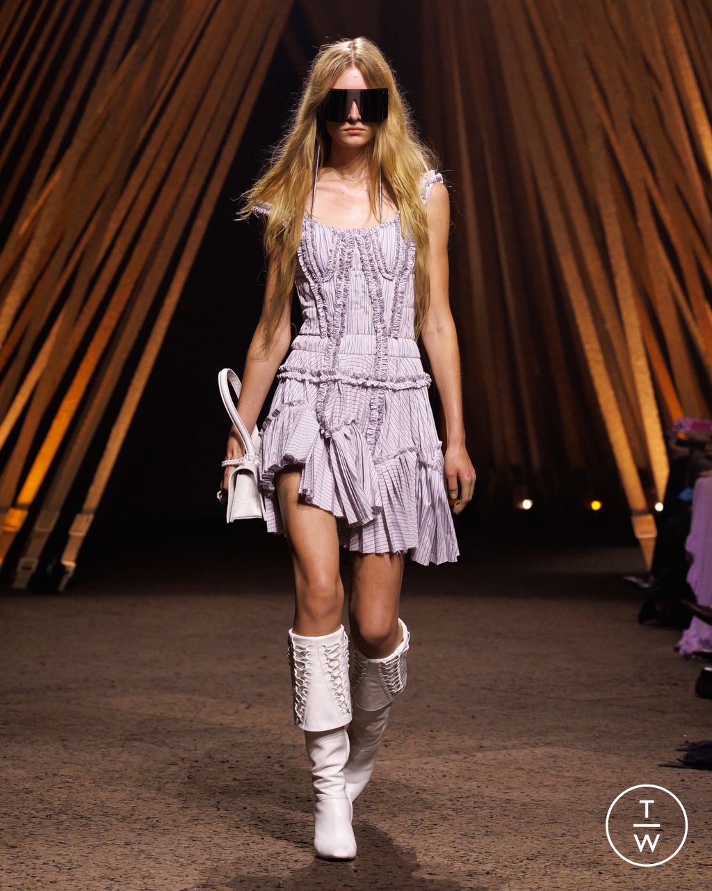 Fashion Week Paris Spring/Summer 2026 look 18 from the McQueen collection womenswear