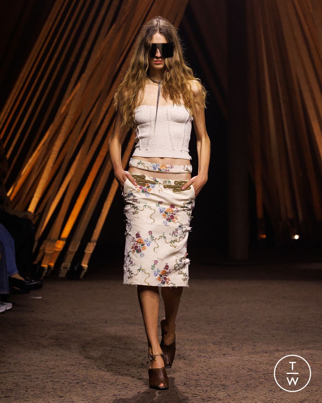 Fashion Week Paris Spring/Summer 2026 look 24 from the McQueen collection womenswear