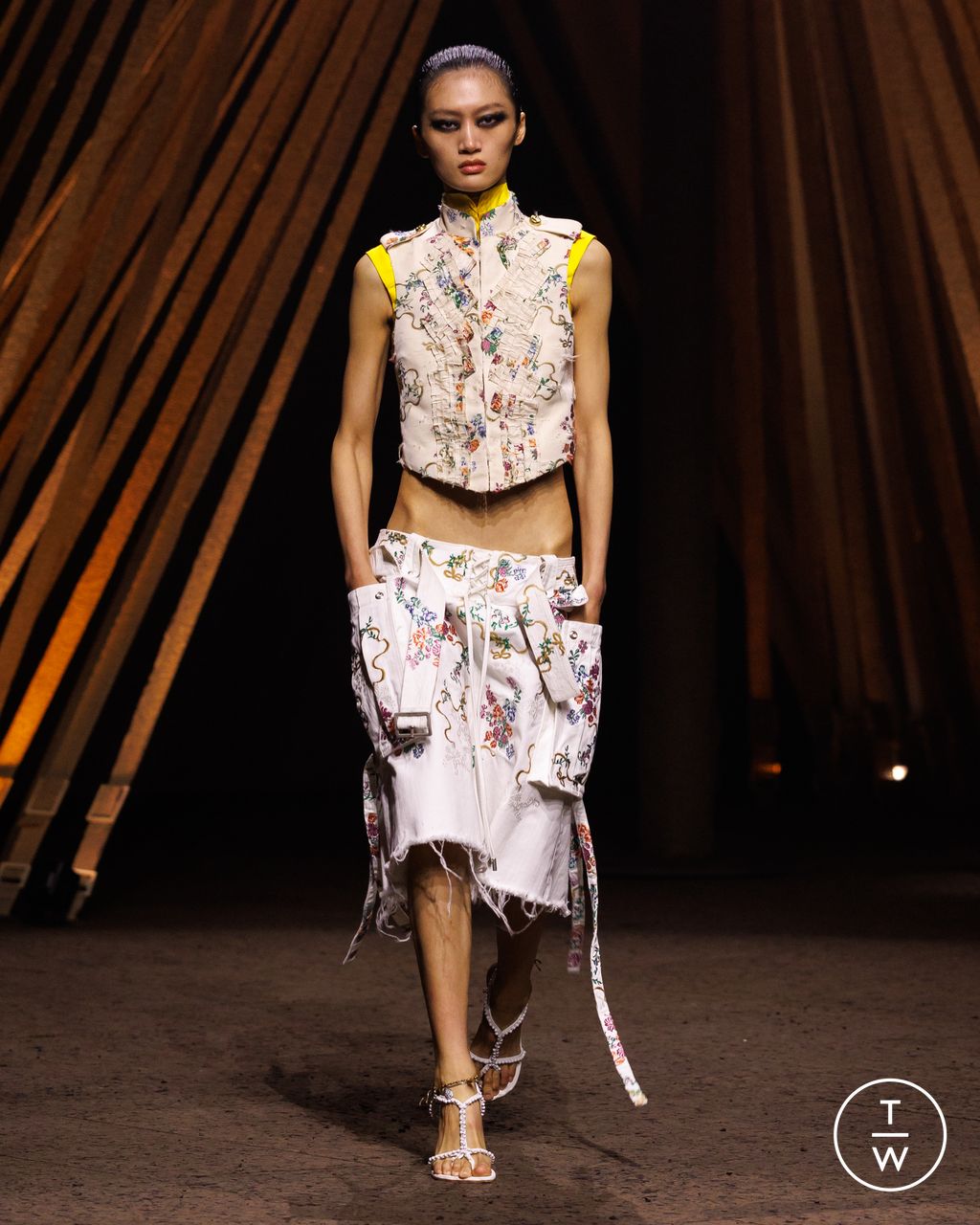 Fashion Week Paris Spring/Summer 2026 look 26 from the McQueen collection womenswear