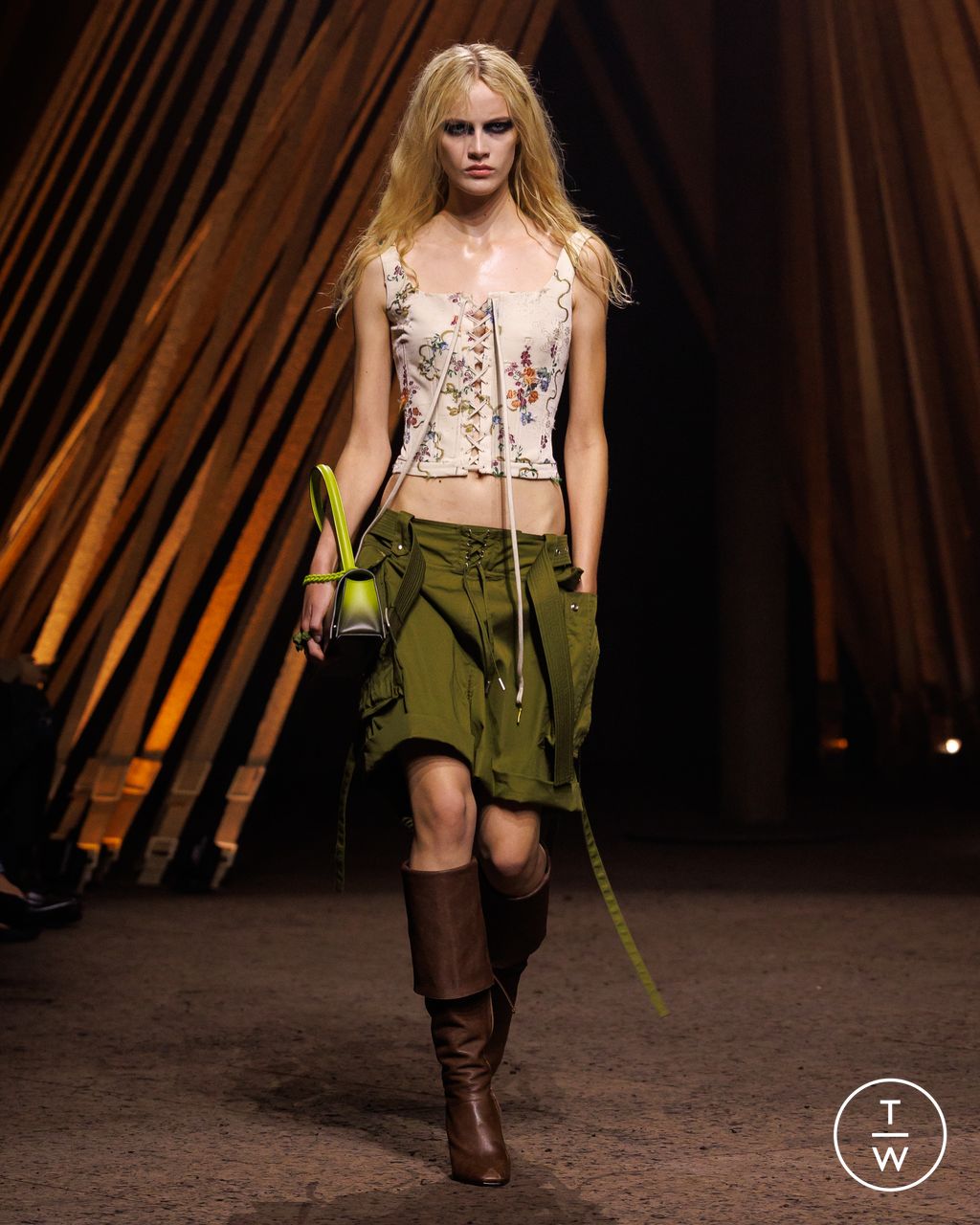 Fashion Week Paris Spring/Summer 2026 look 27 from the McQueen collection womenswear
