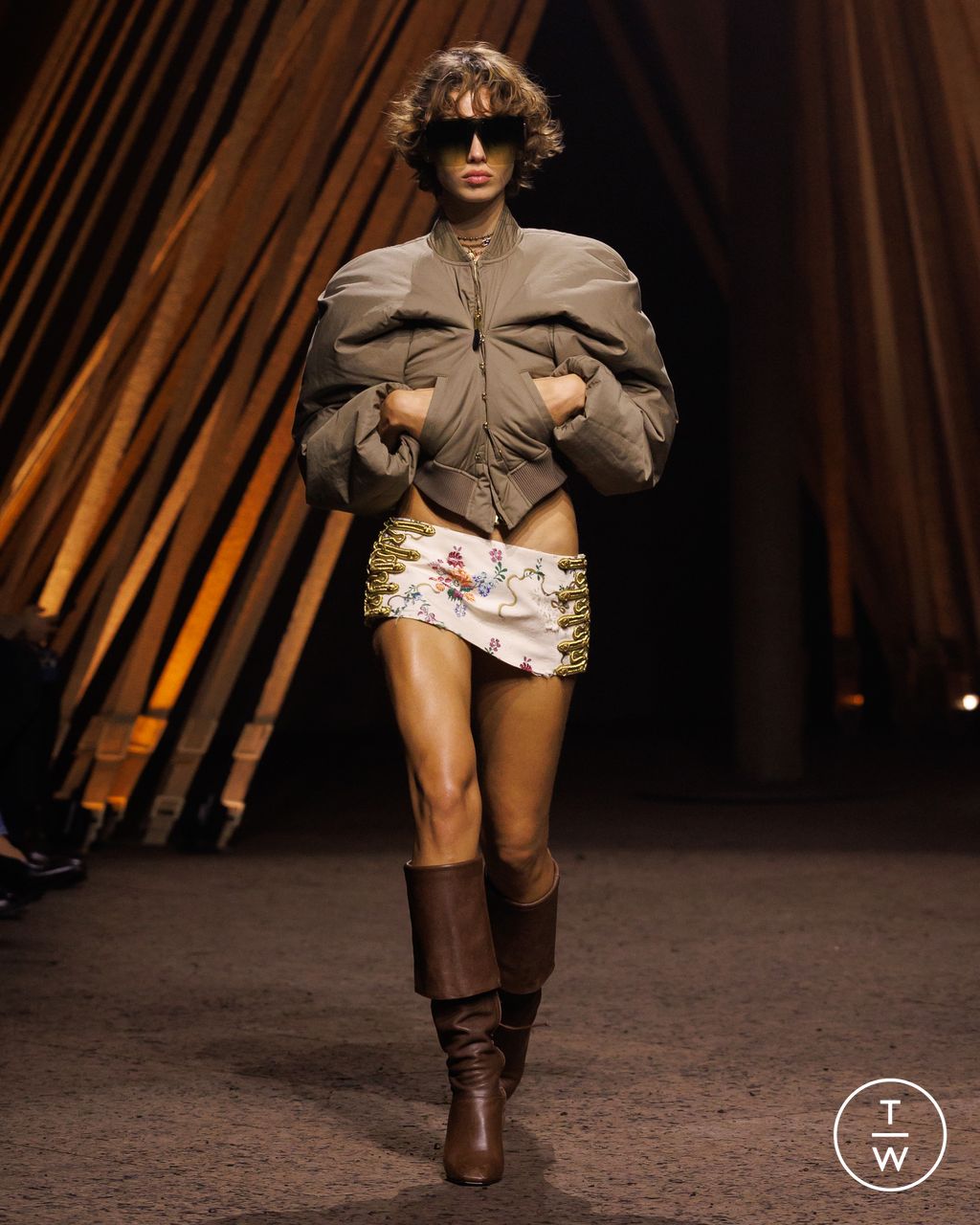 Fashion Week Paris Spring/Summer 2026 look 29 from the McQueen collection womenswear