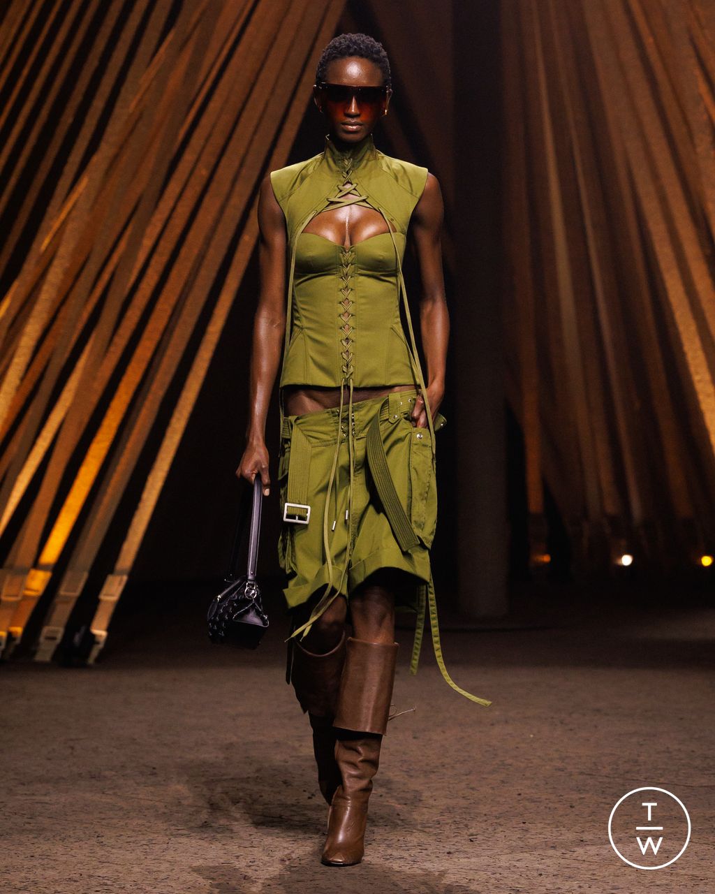 Fashion Week Paris Spring/Summer 2026 look 31 from the McQueen collection womenswear