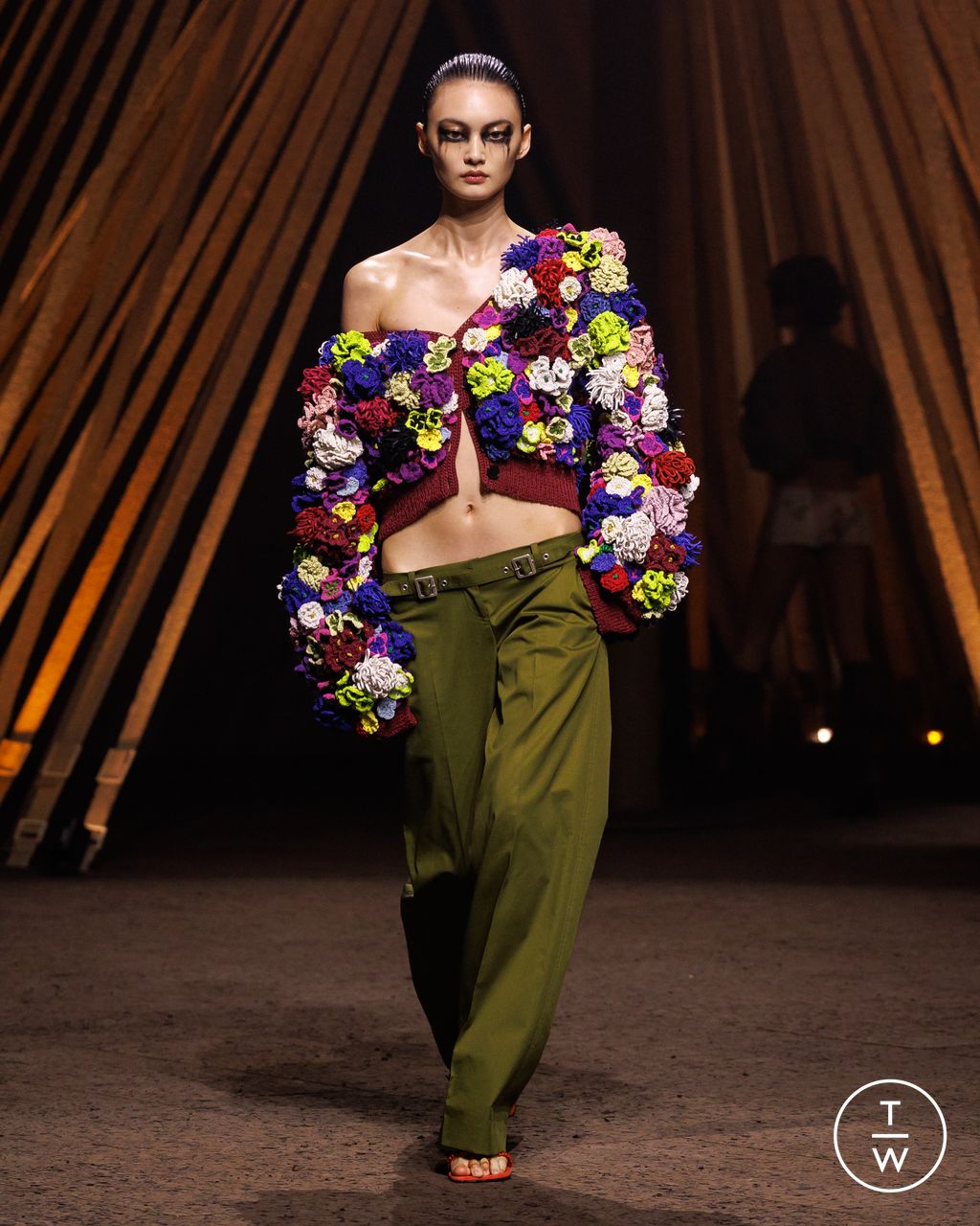 Fashion Week Paris Spring/Summer 2026 look 33 from the McQueen collection womenswear