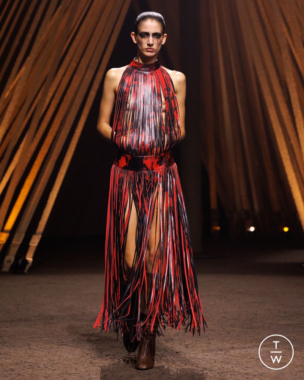 Fashion Week Paris Spring/Summer 2026 look 39 from the McQueen collection womenswear
