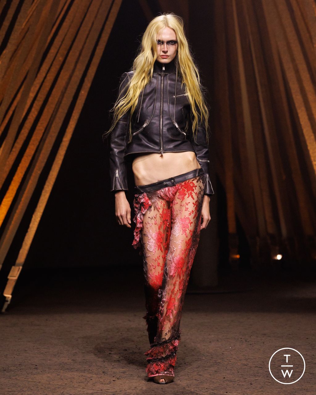 Fashion Week Paris Spring/Summer 2026 look 40 from the McQueen collection womenswear