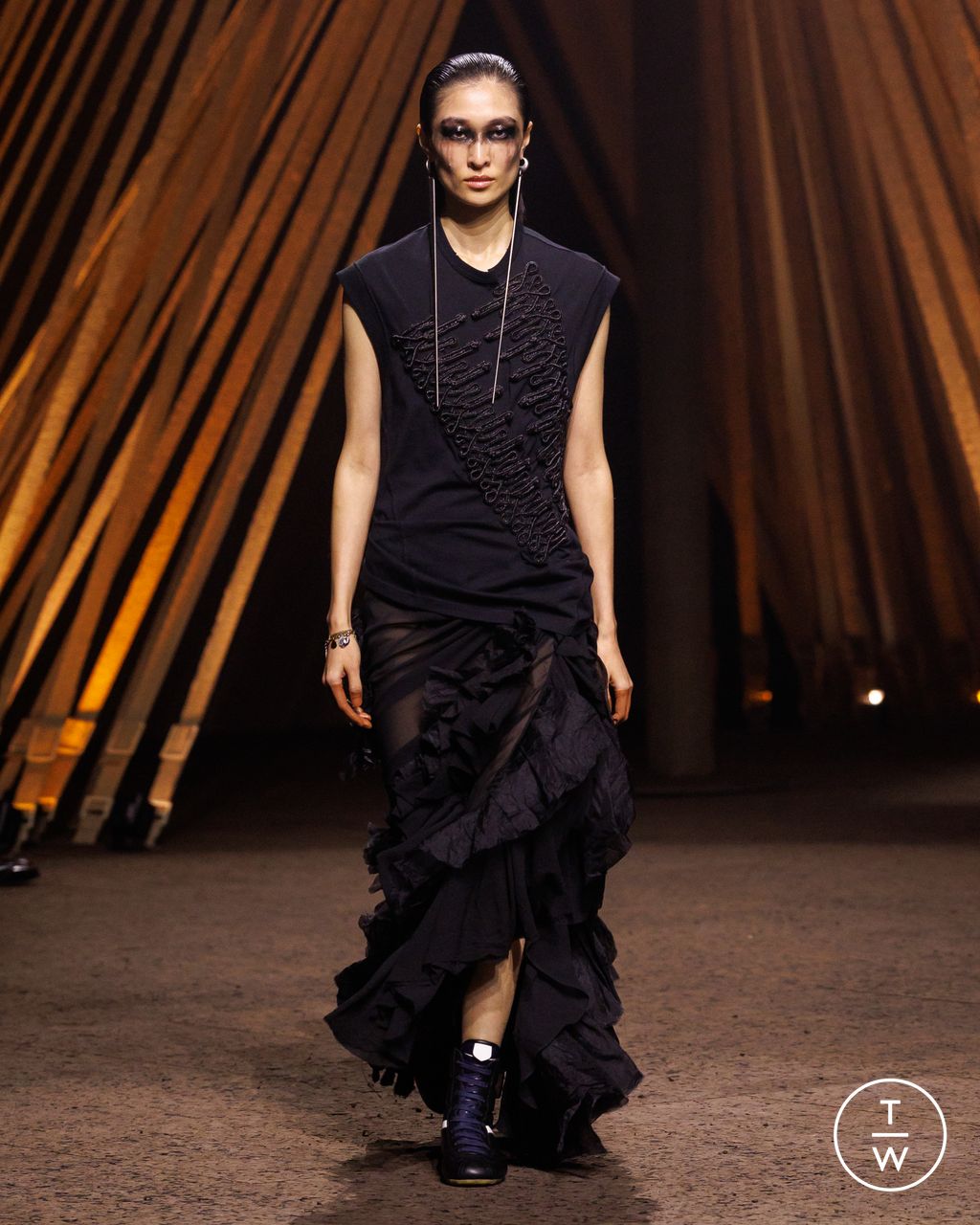 Fashion Week Paris Spring/Summer 2026 look 43 from the McQueen collection womenswear