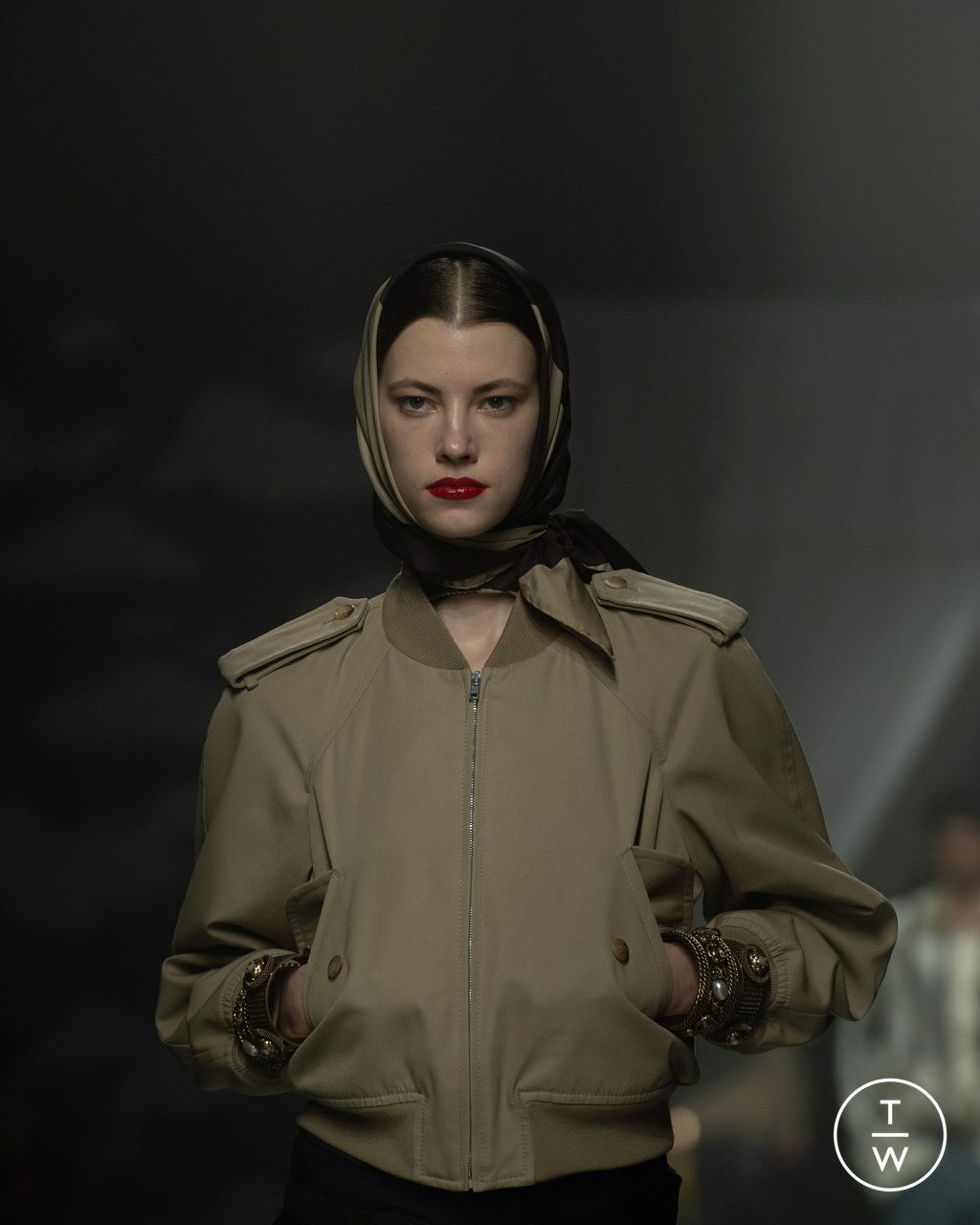 Fashion Week Milan Fall/Winter 2024 look 32 from the Moschino collection 女装配饰