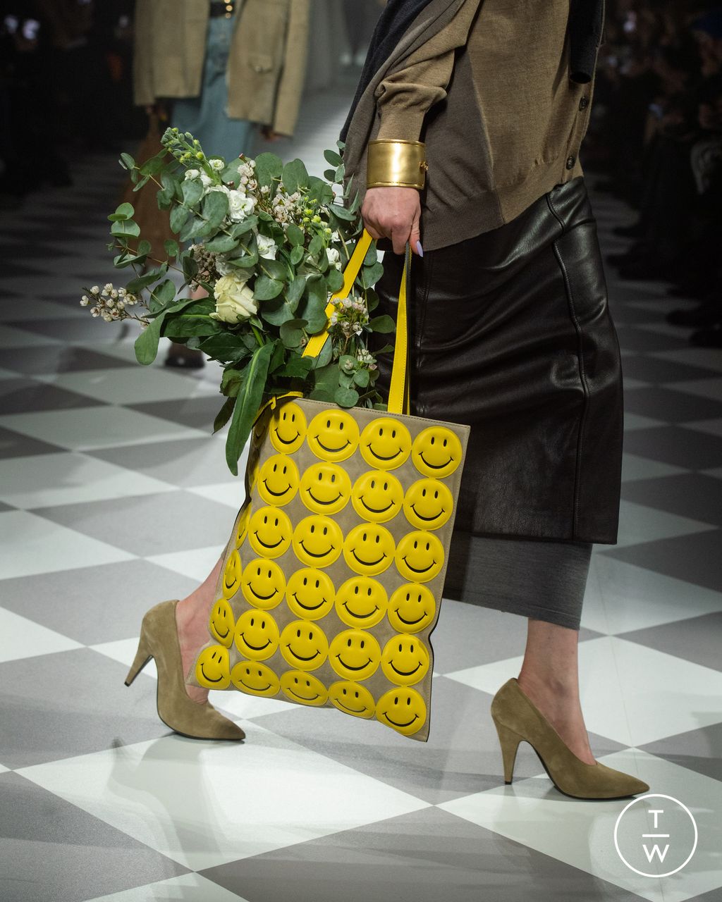 Fashion Week Milan Fall/Winter 2024 look 2 from the Moschino collection womenswear accessories