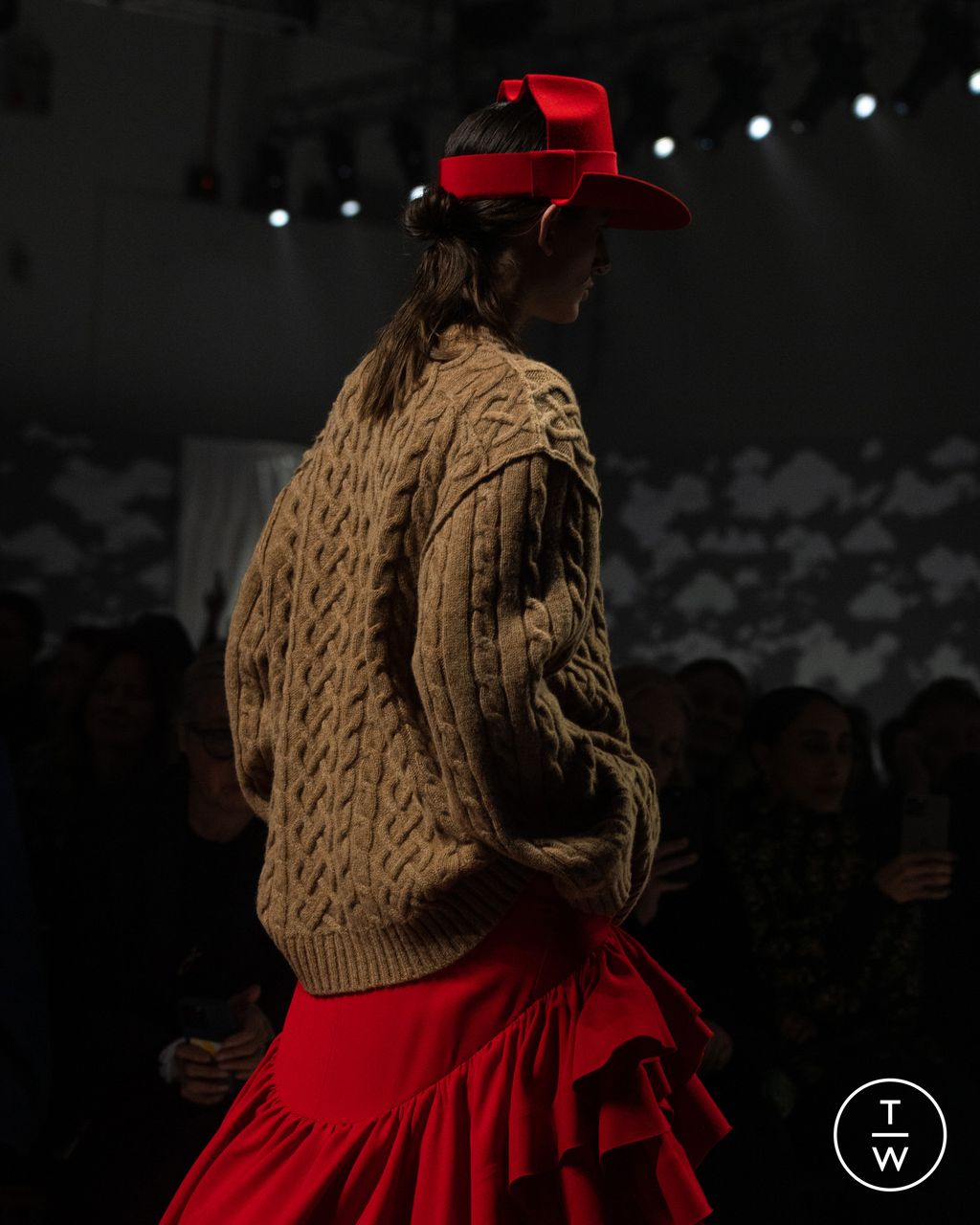 Fashion Week Milan Fall/Winter 2024 look 34 de la collection Moschino womenswear accessories