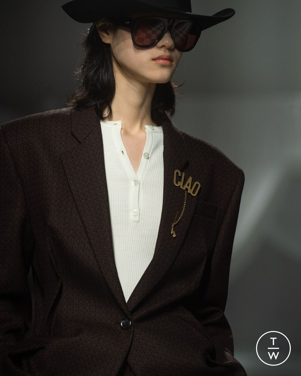 Fashion Week Milan Fall/Winter 2024 look 52 de la collection Moschino womenswear accessories