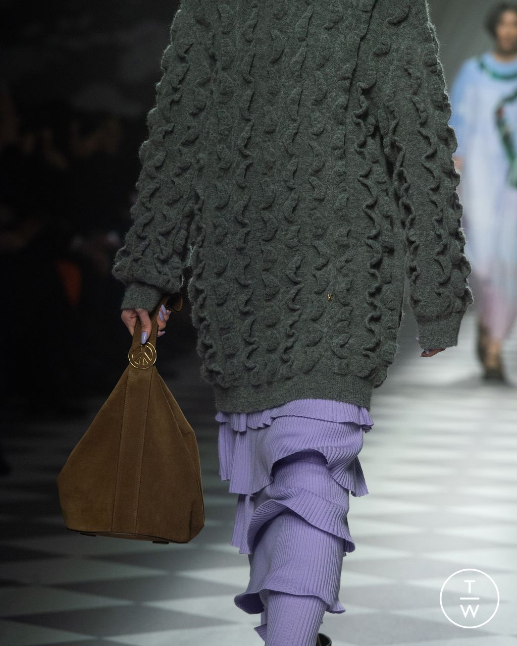 Fashion Week Milan Fall/Winter 2024 look 6 de la collection Moschino womenswear accessories
