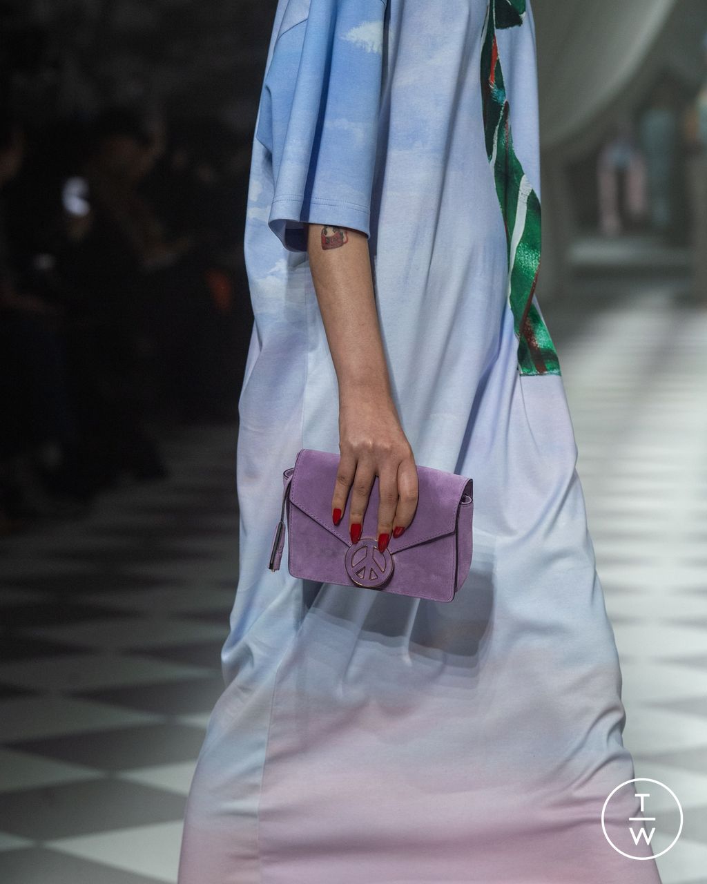 Fashion Week Milan Fall/Winter 2024 look 7 de la collection Moschino womenswear accessories