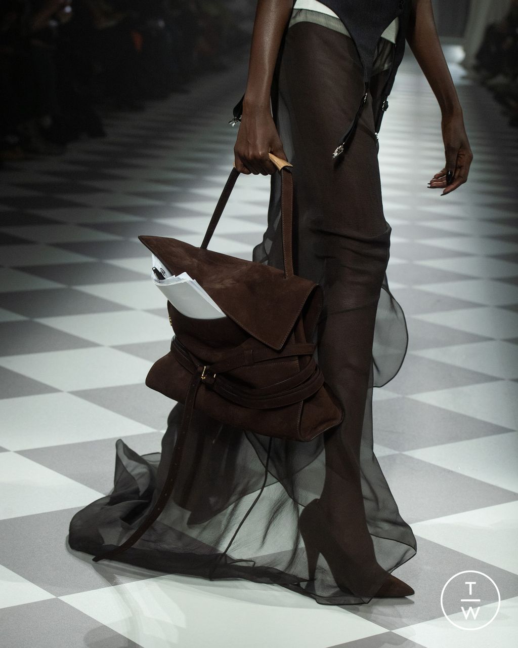 Fashion Week Milan Fall/Winter 2024 look 8 de la collection Moschino womenswear accessories