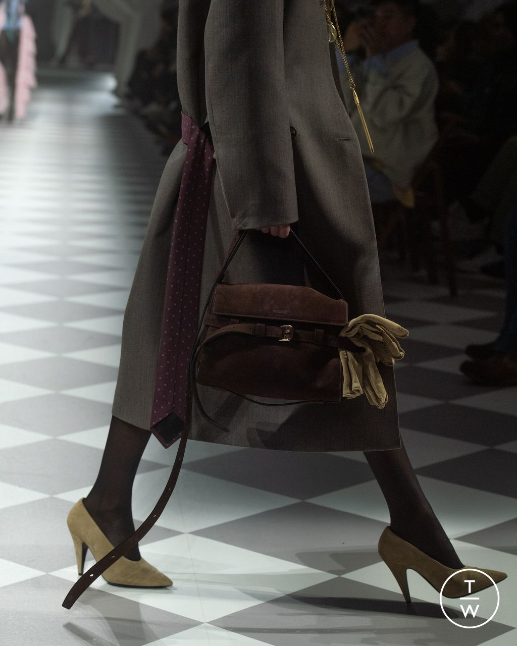 Fashion Week Milan Fall/Winter 2024 look 9 de la collection Moschino womenswear accessories