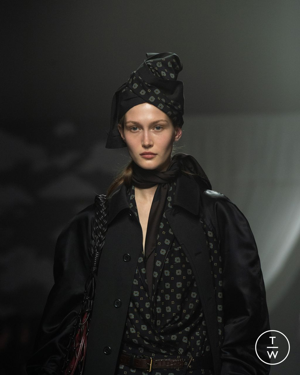 Fashion Week Milan Fall/Winter 2024 look 37 de la collection Moschino womenswear accessories
