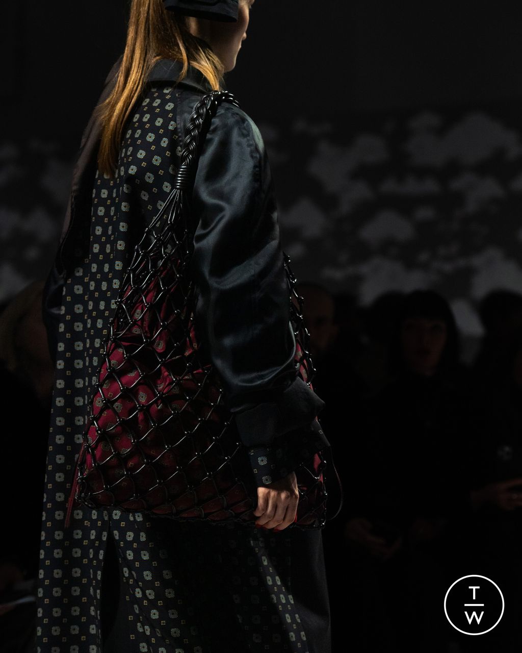 Fashion Week Milan Fall/Winter 2024 look 12 de la collection Moschino womenswear accessories