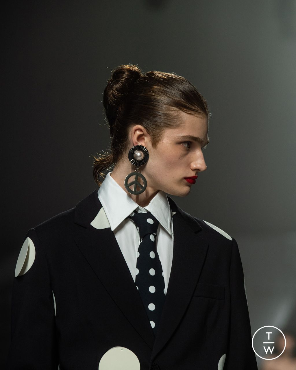 Fashion Week Milan Fall/Winter 2024 look 45 de la collection Moschino womenswear accessories
