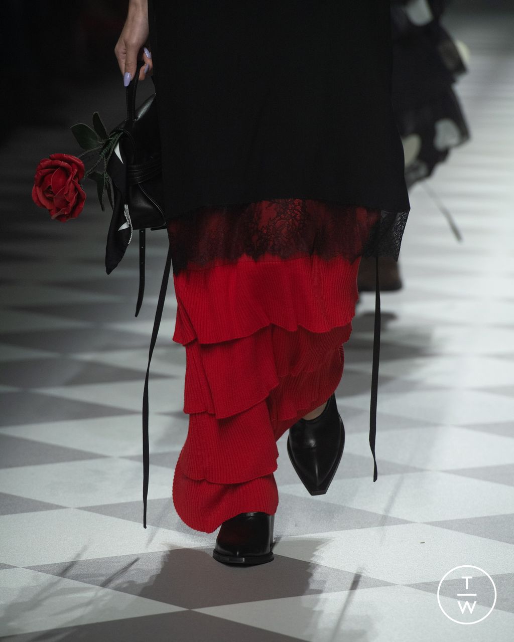 Fashion Week Milan Fall/Winter 2024 look 13 de la collection Moschino womenswear accessories