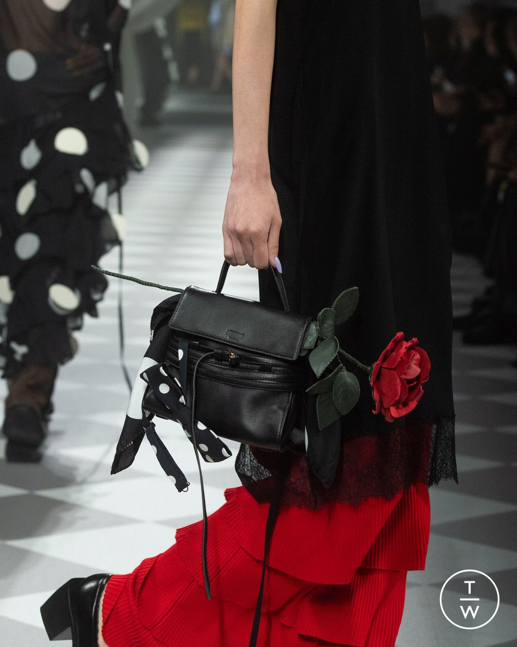 Fashion Week Milan Fall/Winter 2024 look 14 de la collection Moschino womenswear accessories
