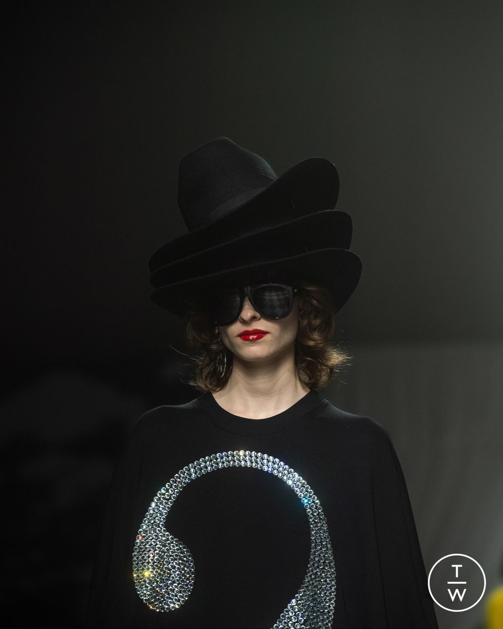 Fashion Week Milan Fall/Winter 2024 look 53 de la collection Moschino womenswear accessories