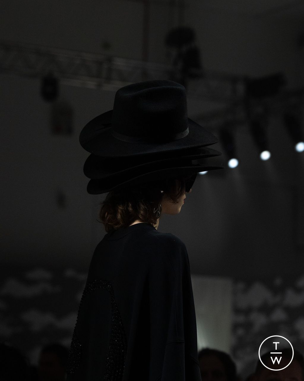 Fashion Week Milan Fall/Winter 2024 look 38 de la collection Moschino womenswear accessories