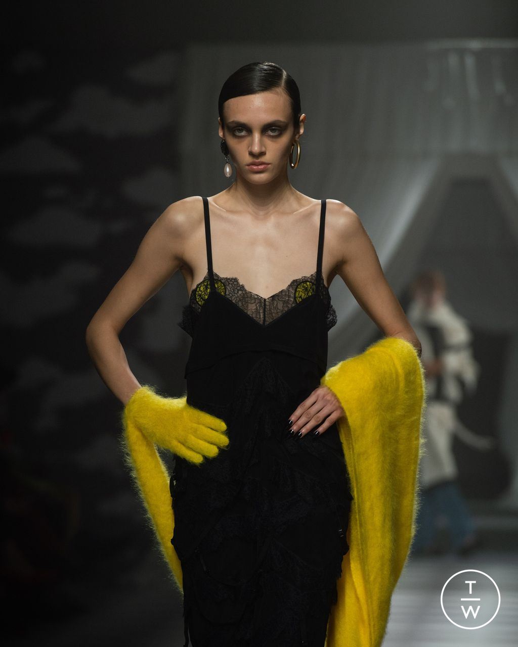 Fashion Week Milan Fall/Winter 2024 look 47 de la collection Moschino womenswear accessories