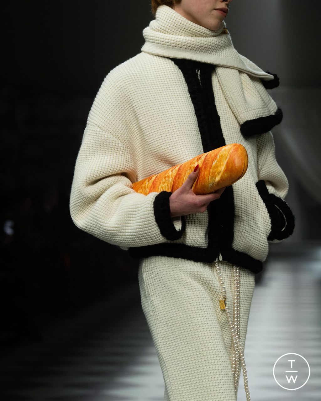 Fashion Week Milan Fall/Winter 2024 look 16 from the Moschino collection 女装配饰