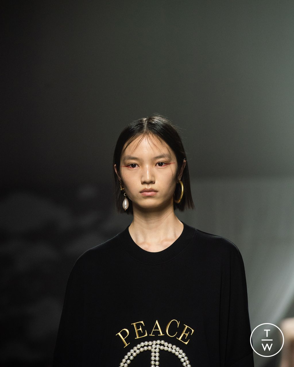 Fashion Week Milan Fall/Winter 2024 look 48 de la collection Moschino womenswear accessories