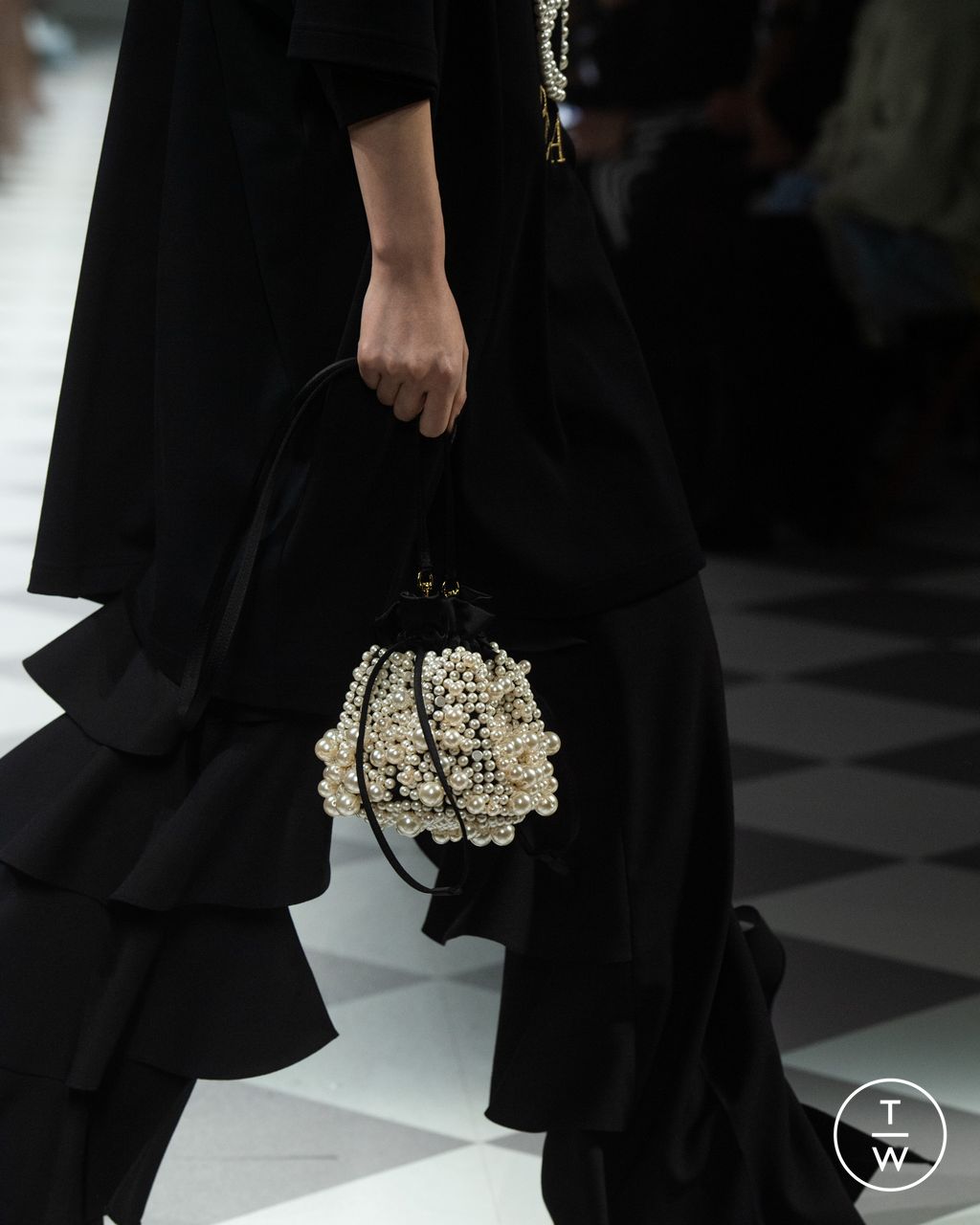 Fashion Week Milan Fall/Winter 2024 look 17 de la collection Moschino womenswear accessories