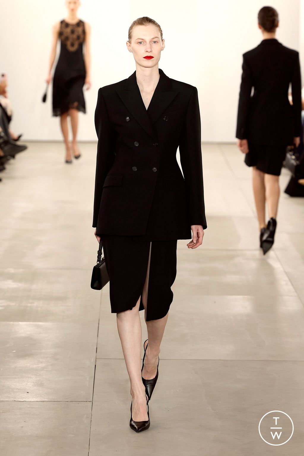 Fashion Week New York Fall/Winter 2024 look 1 de la collection Michael Kors Collection womenswear