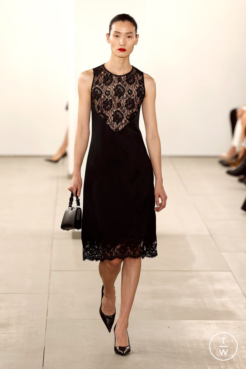 Fashion Week New York Fall/Winter 2024 look 2 de la collection Michael Kors Collection womenswear
