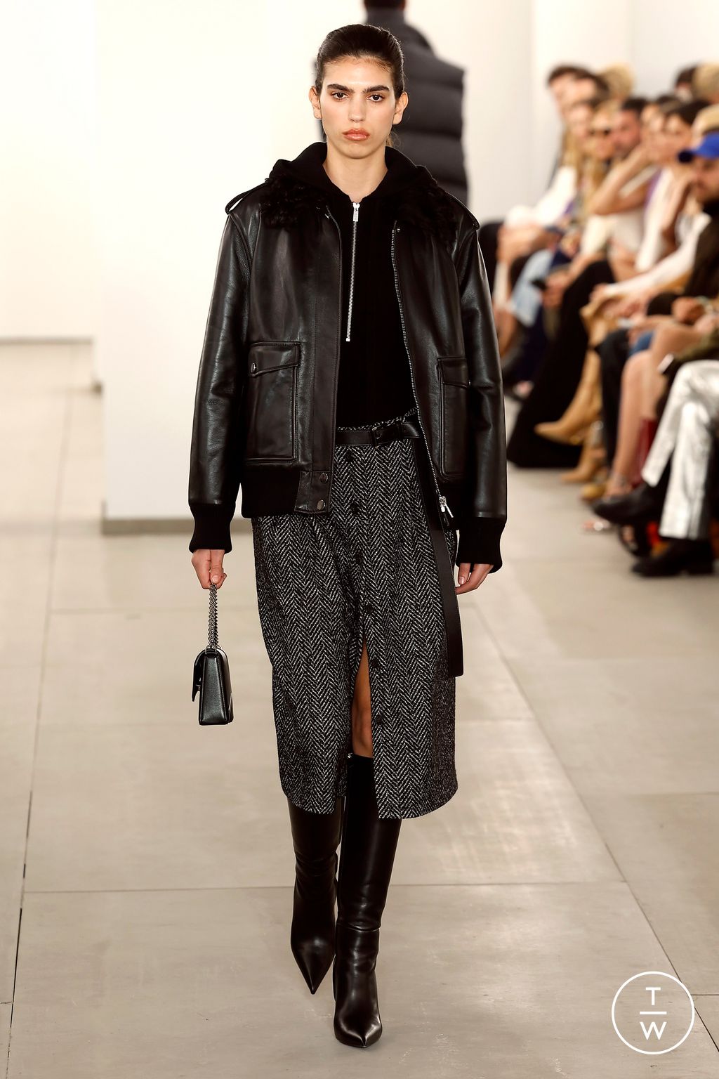 Fashion Week New York Fall/Winter 2024 look 12 de la collection Michael Kors Collection womenswear