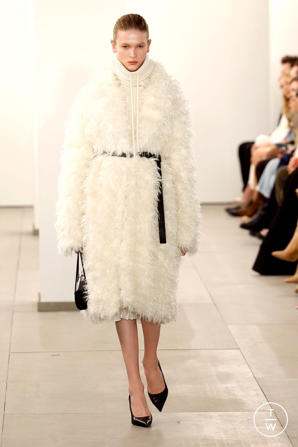 Fashion Week New York Fall/Winter 2024 look 15 from the Michael Kors Collection collection womenswear