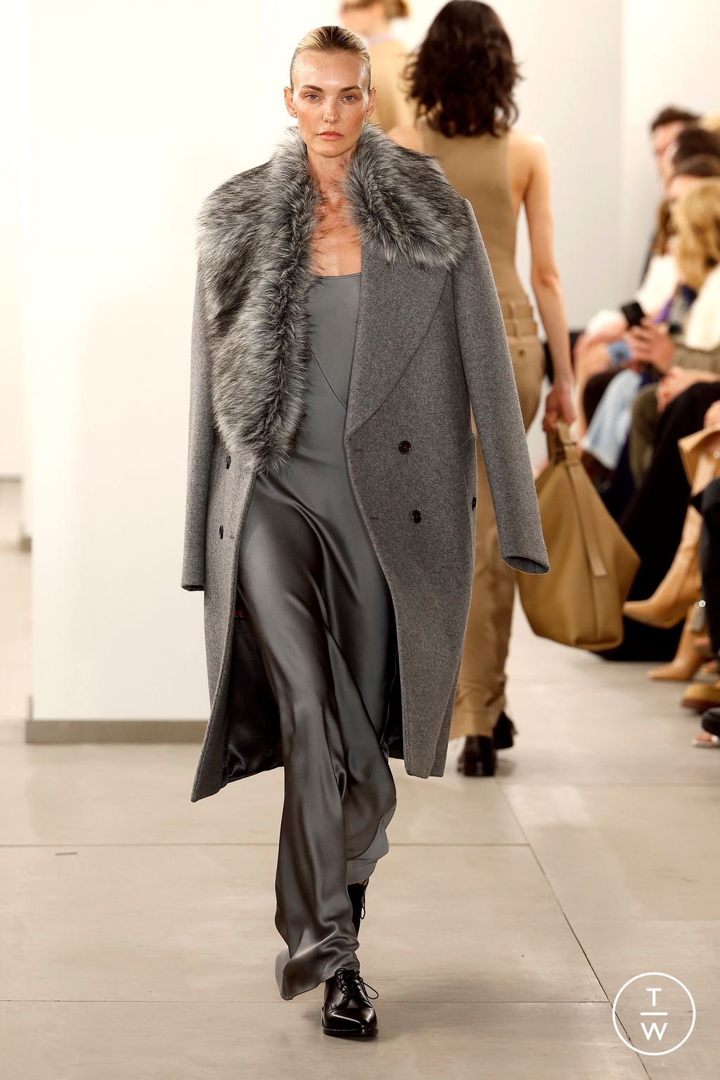 Fashion Week New York Fall/Winter 2024 look 37 from the Michael Kors Collection collection womenswear