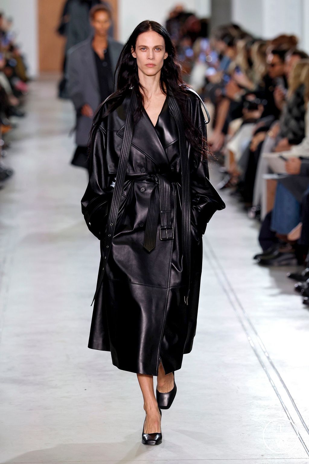 Fashion Week New York Fall/Winter 2025 look 2 from the Michael Kors Collection collection womenswear