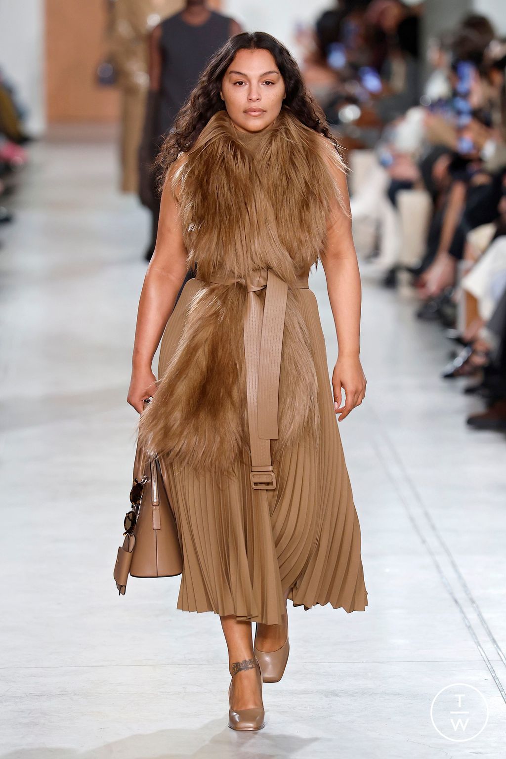 Fashion Week New York Fall/Winter 2025 look 34 from the Michael Kors Collection collection 女装