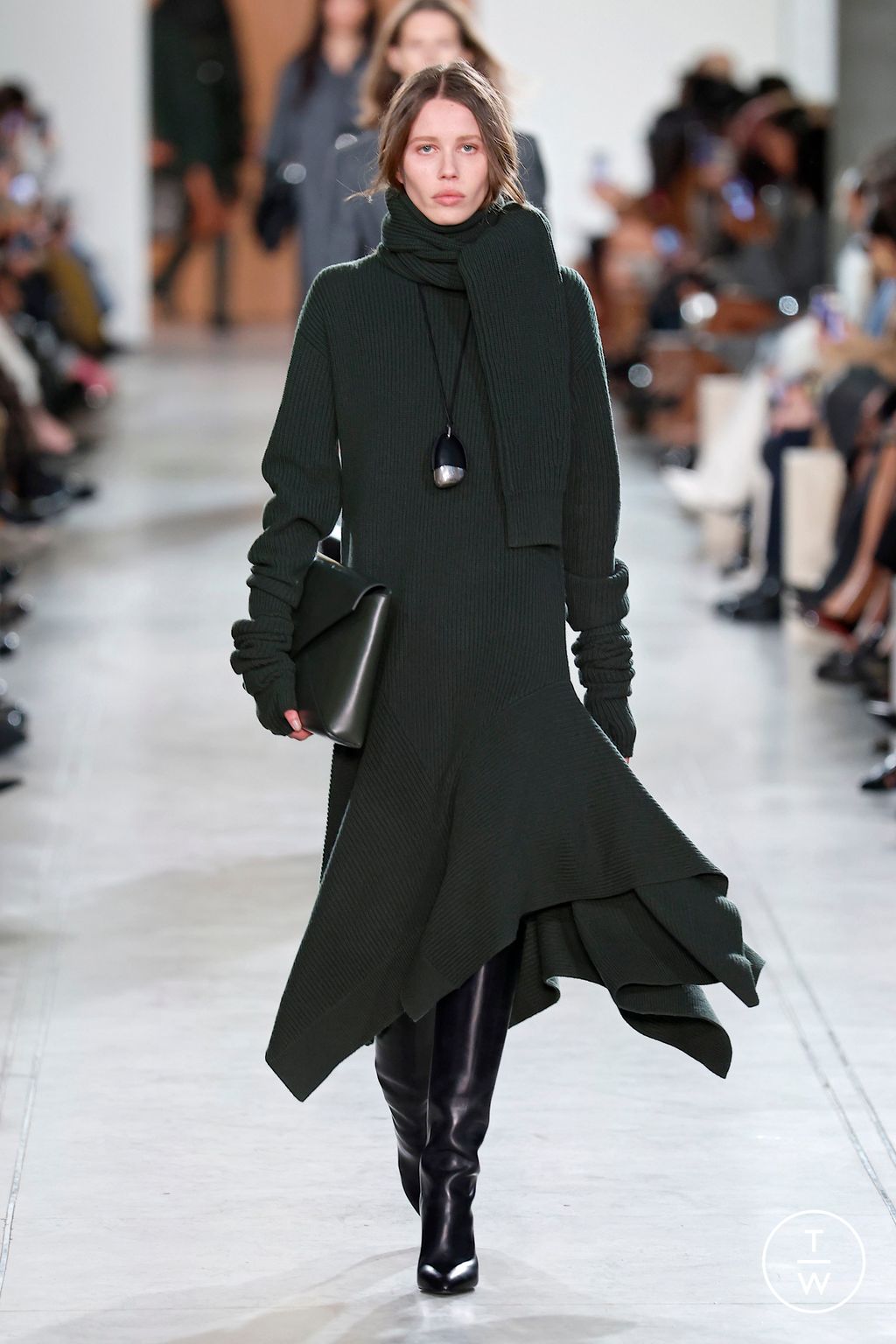 Fashion Week New York Fall/Winter 2025 look 43 from the Michael Kors Collection collection womenswear