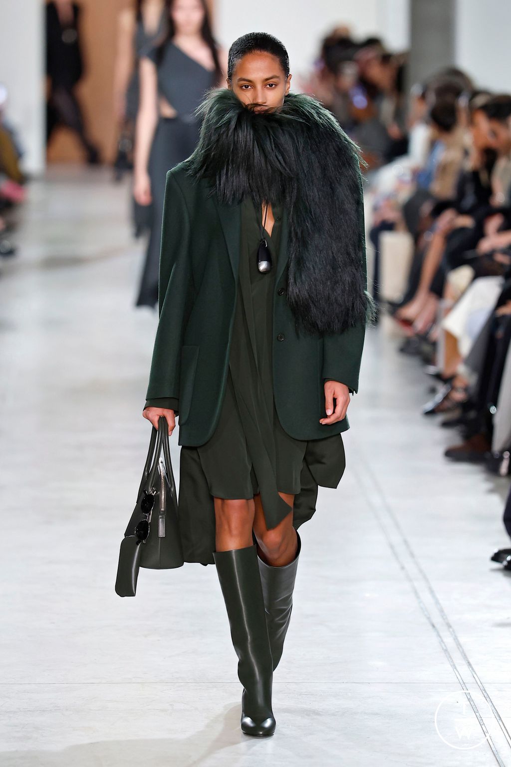 Fashion Week New York Fall/Winter 2025 look 46 from the Michael Kors Collection collection 女装