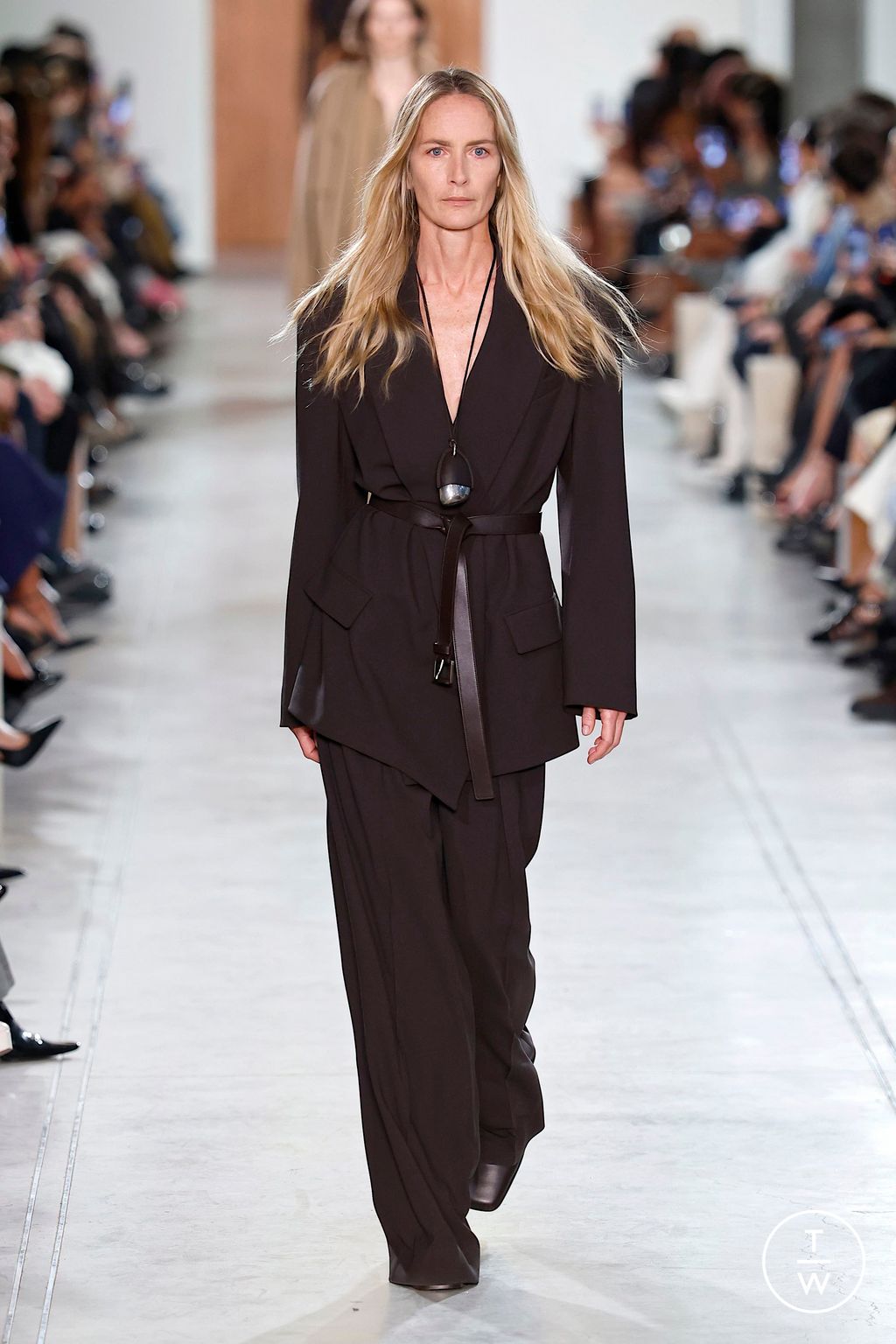 Fashion Week New York Fall/Winter 2025 look 32 from the Michael Kors Collection collection womenswear