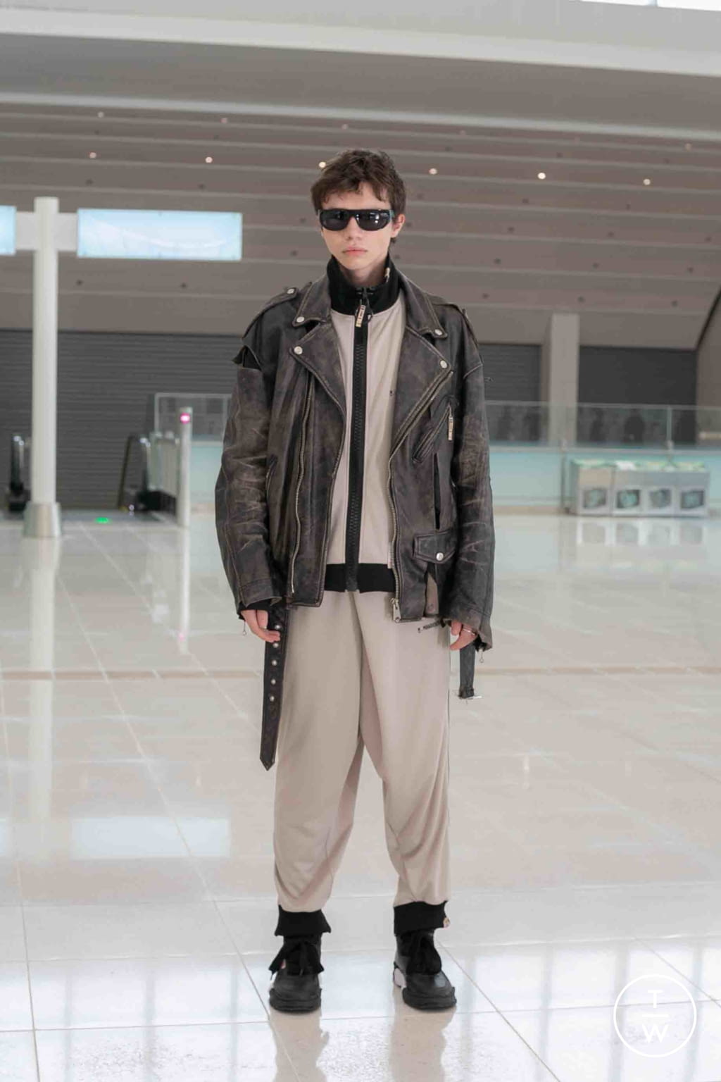 Fashion Week Paris Spring/Summer 2022 look 35 from the Maison Mihara Yasuhiro collection menswear